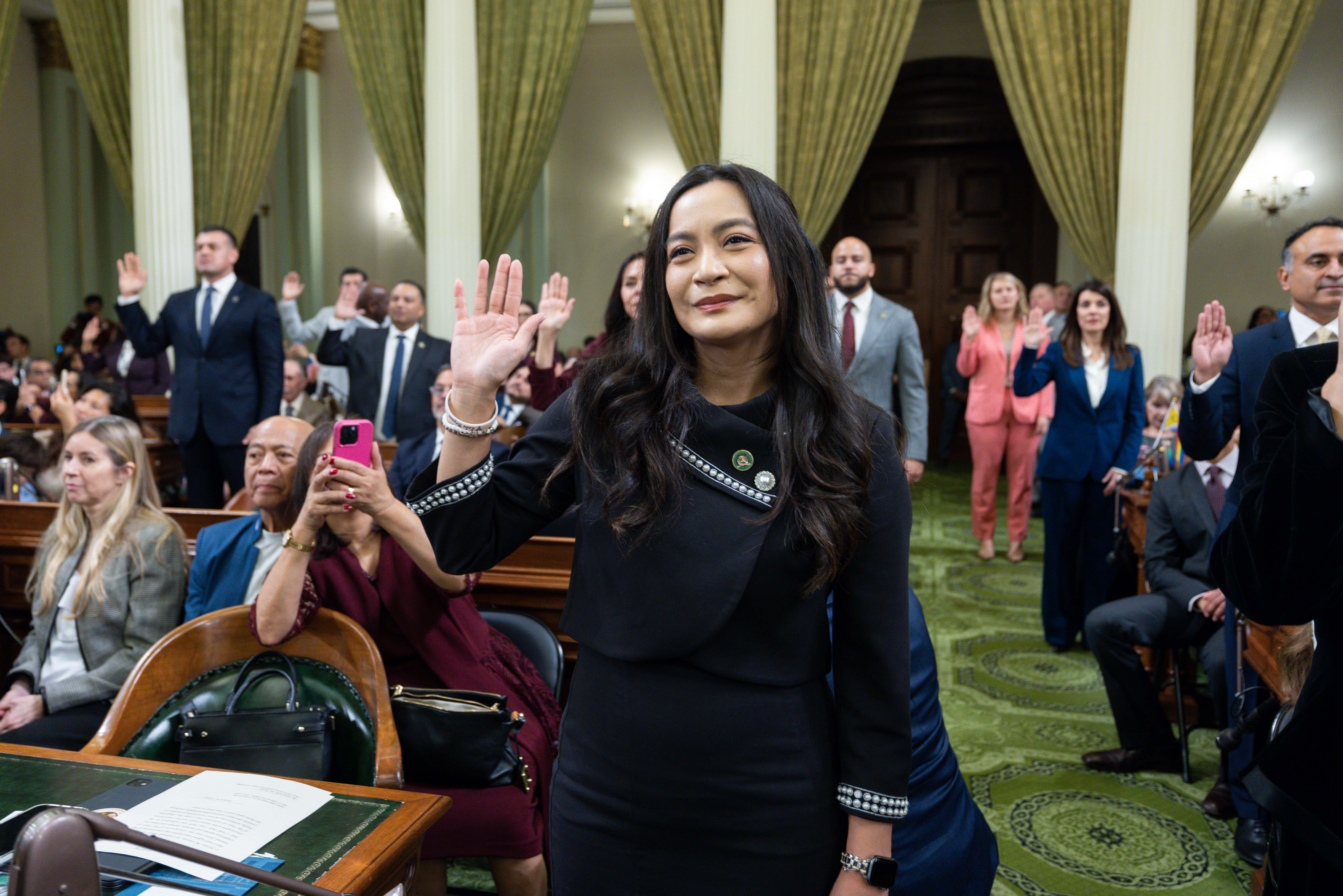 Caloza raises right hand to take the oath of office.